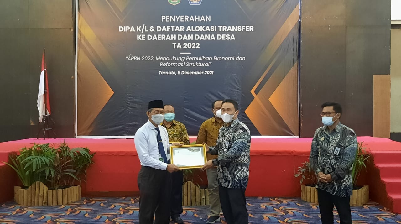 Penerimaan DIPA TA 2022 dan Piagam Penghargaan Realisasi Penyerapan DIPA terbaik Pengadilan Tinggi Maluku Utara